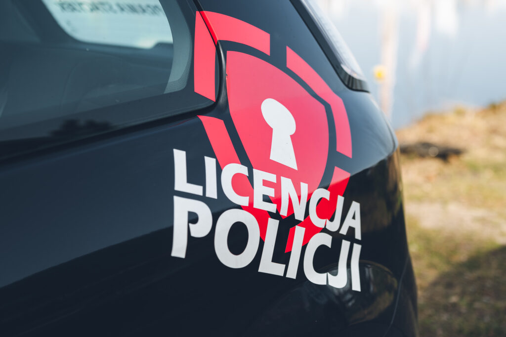 Detal na samochodzie - logo firmy Włamywacz