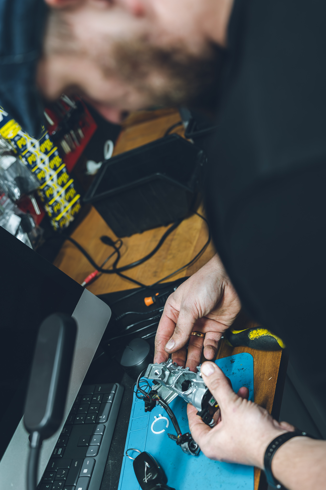 Praca przy elementach elektronicznych na stanowisku serwisowym