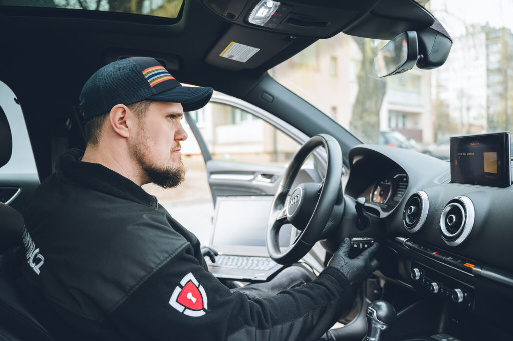 Awaryjne otwieranie - Michał Grzech przy pracy