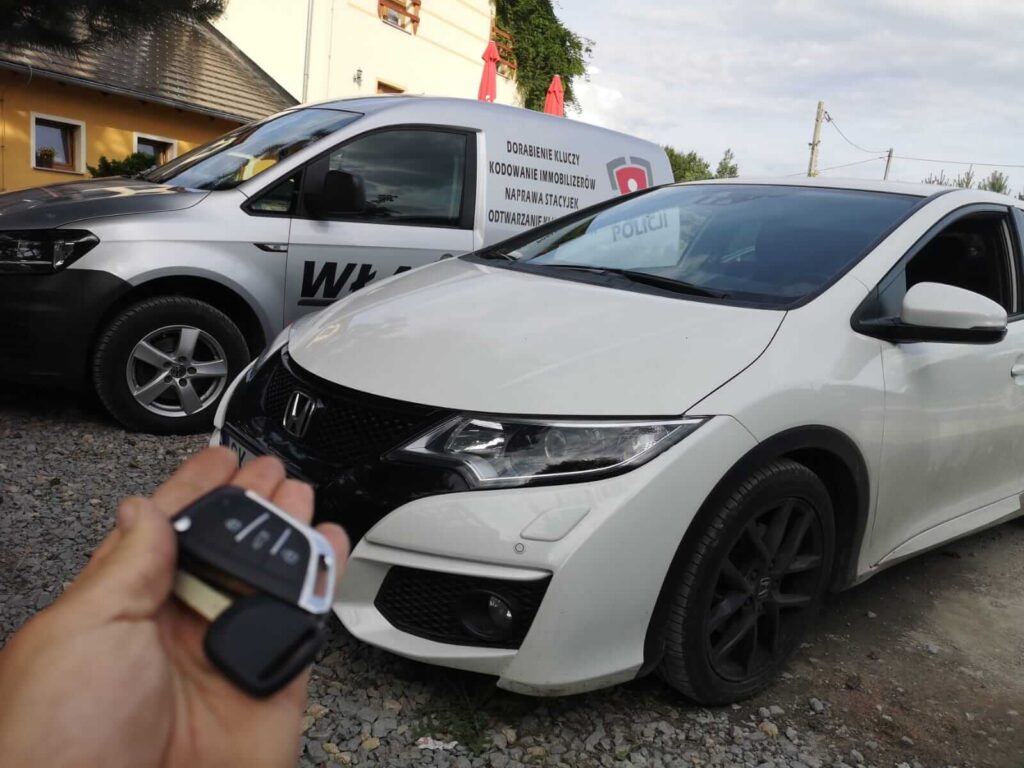 Biała toyota, którą trzeba było awaryjnie otworzyć