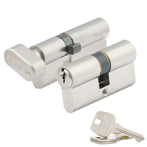 System jednego klucza to nowoczesne rozwiązanie, które pozwala otwierać wiele różnych zamków za pomocą jednego, uniwersalnego klucza. Zamiast nosić przy sobie pęk kluczy, wystarczy jeden – ten sam do drzwi wejściowych, bramy garażowej czy skrzynki na listy. To nie tylko wygoda, ale też większe bezpieczeństwo i kontrola nad dostępem do Twojej przestrzeni.