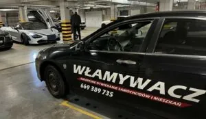Samochód serwisowy Włamywacza podczas otwarcia McLarena w Katowicach
