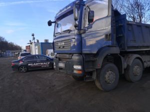 Ciężarówka MAN i samochód serwisowy Włamywacz