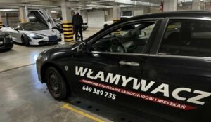 Samochód serwisowy podczas realizacji otwarcia McLarena w Katowicach