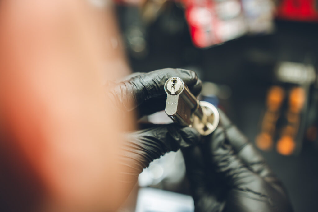 Wkładka zamka w dłoniach ślusarza